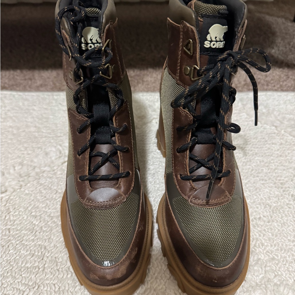 Sorel women’s heeled boots size 8 (NEW)